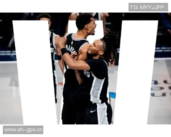 文班亚马半场表现抢眼砍下19分10板3助3断1帽唯失误略显不足