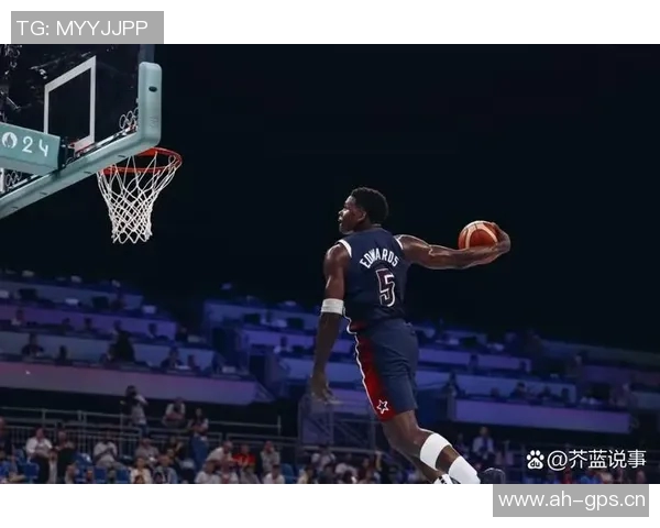 爱德华兹华丽突破拉杆换手上篮精彩得分引爆全场激情