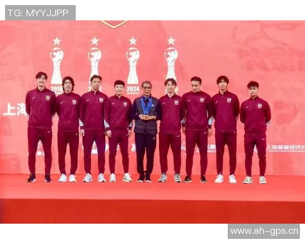 海港全队出征大连前上港集团高层亲临送上鼓励与支持 海港全队出征大连前上港集团高层亲临送上鼓励与支持