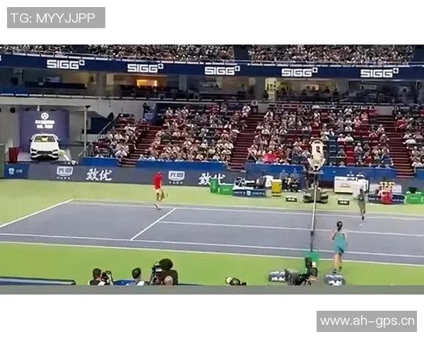 申花主帅斯卢茨基现场观战德约科维奇比赛享受偷闲时光 申花主帅斯卢茨基现场观战德约科维奇比赛享受偷闲时光